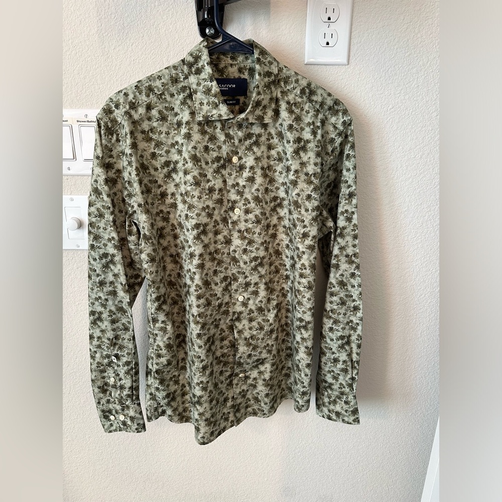 Sacoor men’s slim fit shirt in size medium. Worn only once. like new condition.